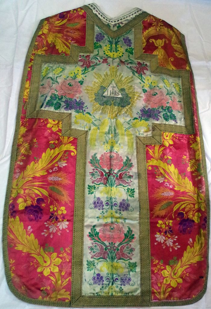 présentation des textiles de l'église Saint-Paul de Calce